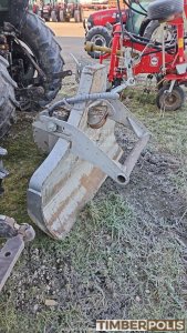 Lame avant forestière / pousse-bois avec treuil de halage